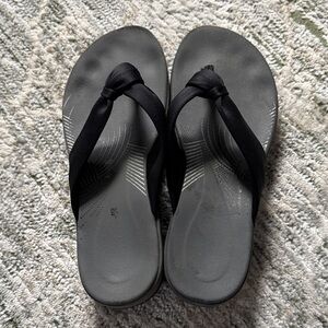 Clarks Black Women's Foam Flip Flop Sandals